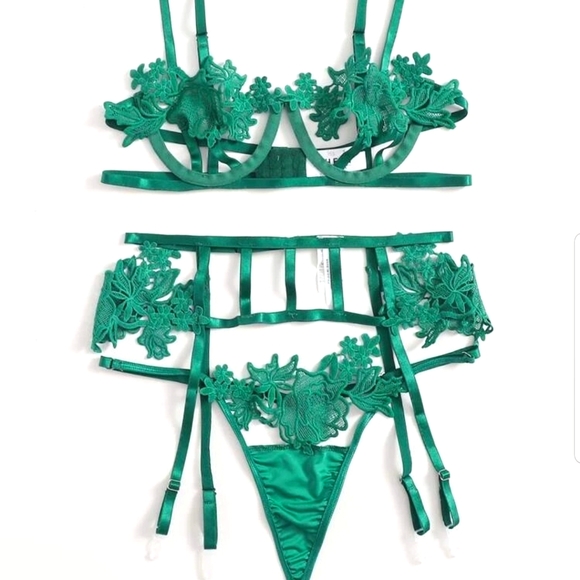 Cut-out Crochet Underwire Garter Lingerie S - Picture 1 of 5